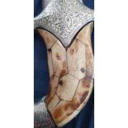 PUISSANT COUTEAU  PERCE , LAME DAMAS , FOURREAU DAMASQUINE ARGENT !