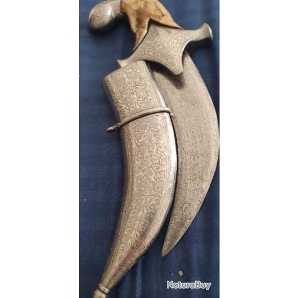 MAGNIFIQUE PUISSANT COUTEAU DJABAZA KNIFE , LAME DAMAS , FOURREAU DAMASQUINE ARGENT !