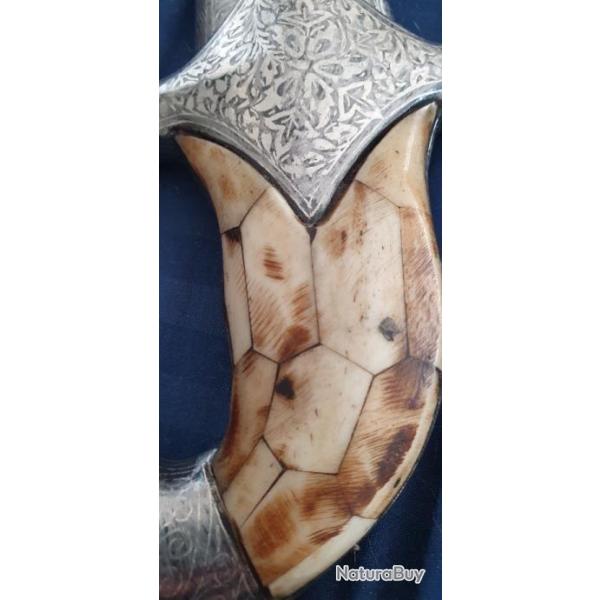 PUISSANT COUTEAU  PERCE , LAME DAMAS , FOURREAU DAMASQUINE ARGENT !