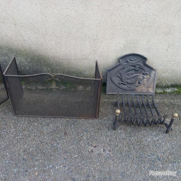 lot d'objet  pour chemine  (  pare feu fleur de lys /  plaque dragon  /   range buche )
