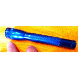 TRES BELLE MINI MAG-LITE EN ETAT COMME NEUF - COULEUR BLEUE - LONGUEUR = 14,5 cm