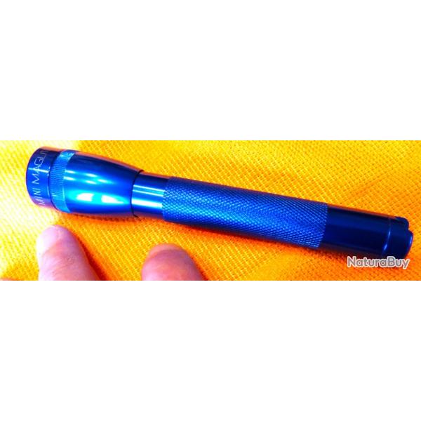 TRES BELLE MINI MAG-LITE EN ETAT COMME NEUF - COULEUR BLEUE - LONGUEUR = 14,5 cm