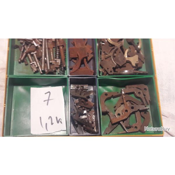 lot n 7 -ensemble varie de pieces pour armes anciennes , detentes , percuteurs , poussoirs ...