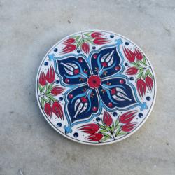 Dessous de plat rond en céramique décoré des tulipes d'Iznik aux pétales rouge - TURQUIE (XXé)