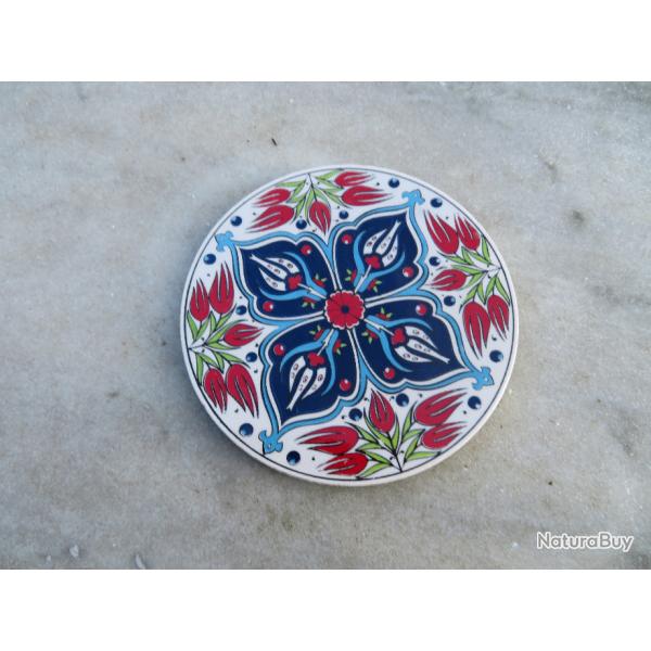 Dessous de plat rond en cramique dcor des tulipes d'Iznik aux ptales rouge - TURQUIE (XX)