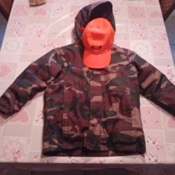 Lot enfant 1 veste  impermeable camouflage 6-8 ans et une casquette fluo Solognac.