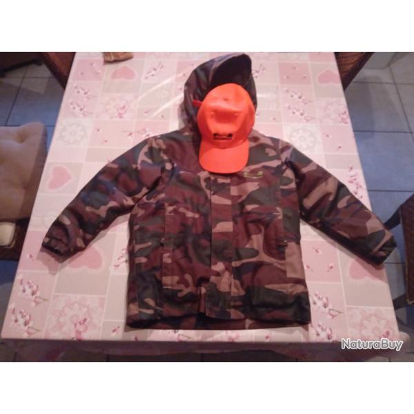 Lot enfant 1 veste  impermeable camouflage 6-8 ans et une casquette fluo Solognac.