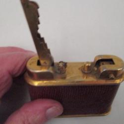 beau briquet de bureau  a essence  marque  J . CLAVERI