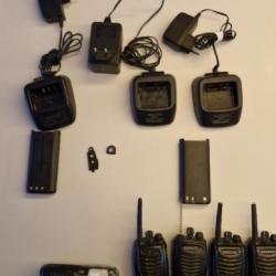 Lot de 4 talkie walkie uhf kenwood +1 pour la piece