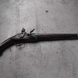 grand et long pistolet ancien a silex