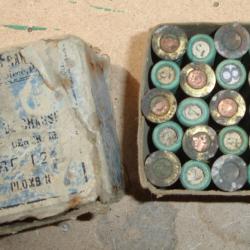 Très ancienne boite de 25 munitions en calibre 12mm