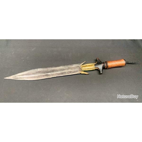 ANCIEN ET LONG COUTEAU AFRICAIN  ETHNIE FANG  CIRCA 1900  GABON  POIGNEE EN BOIS LOCAL ET CUIVRE