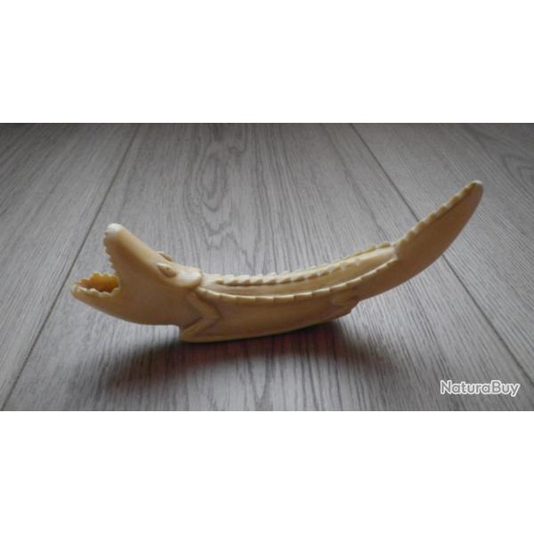 Une dfense de Phacochre sculpte ( dbut du sicle dernier)