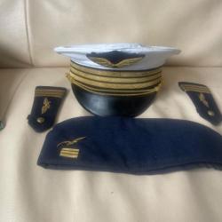 Ensemble couvre-chef capitaine de l'armée de l'air. Casquette, calot, béret. Avec 2 épaulettes.