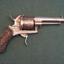 Revolver Belge superbe gravure sur toute l'arme (A575)