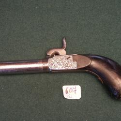 Pistolet Belge avec jolie gravure sur le coffre et chien "dauphin" (A607)