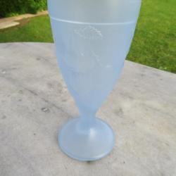 Grande coupe à glace vintage, en verre pressé moulé, couleur bleu givré satiné, LUMINARC (Vers 1980)