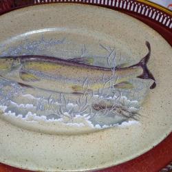 Grand plat à poisson en grès, décor truite fario écrevisse