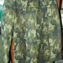 PARKA MILITAIRE DE L'ARMEE AVEC CAMOUFLAGE FEUILLAGE  , AVEC CAPUCHE ET DOUBLURE AMOVIBLE , TAILLE 5