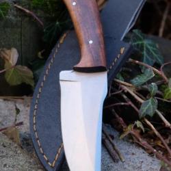 Couteau de Chasse Skinner Lame Upswept Acier Carbone 1055 Manche Bois Etui Simili Cuir F Artisanale