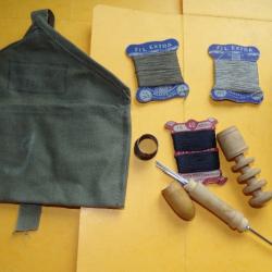 POCHETTE AVEC NECESSAIRE A COUDRE WWII , AVEC 3 POCHETTES DE FILS ET AIGUILLE SUR SON SUPPORT EN BUI