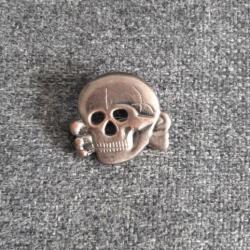 INSIGNE MÉTAL TYPE SKULL POUR CASQUETTE ALLEMANDE. MODELE BRONZE.