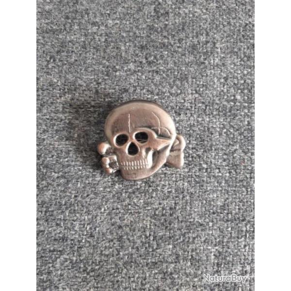 INSIGNE MTAL TYPE SKULL POUR CASQUETTE ALLEMANDE. MODELE BRONZE.