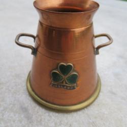 Ancien petit pot en cuivre vintage a deux anses a décor de "Trèfle irlandais"-Irlande (Vers 1960-70)