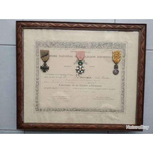 Tableau contenant 3 dcorations franaises + diplme Lgion d'honneur