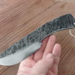 Couteau de chasse forgé dans une râpe de maréchal ferrant