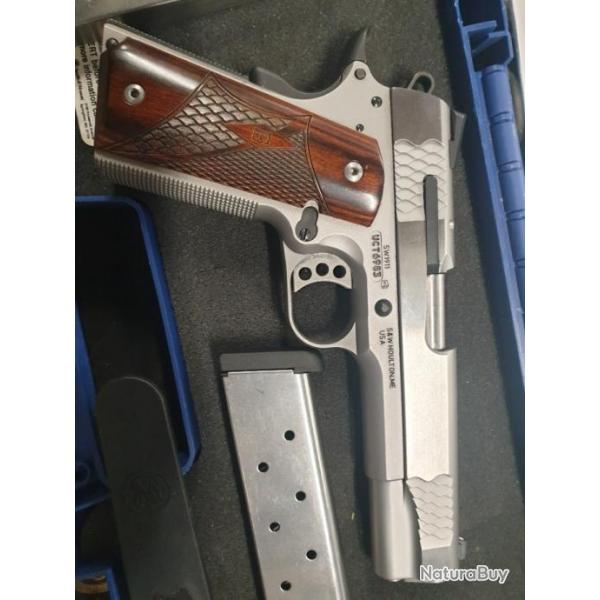 SMITH & WESSON model 1911 CAL 45 ACP