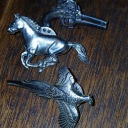 Rare lot de 3 pin's un pistolet Lefaucheux, un faisan, un cheval au galop.