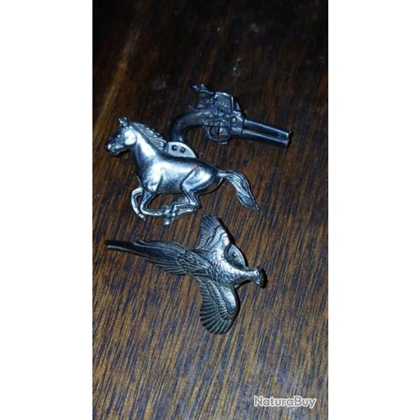 Rare lot de 3 pin's un pistolet Lefaucheux, un faisan, un cheval au galop.