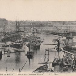 CPA -Port militaire de BREST - Sortie du Cuirasse "Le Hoche" N°114