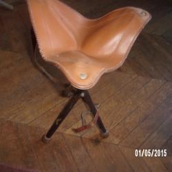 ancien petit siege trepied assise cuir