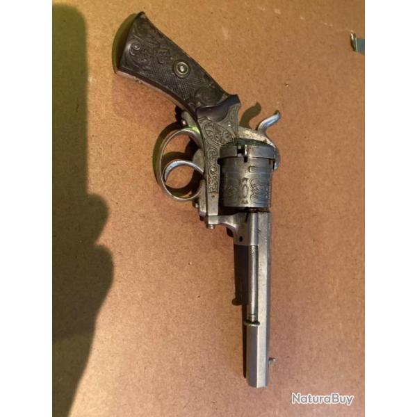 Revolver  broche cal 9 mm tout cisel