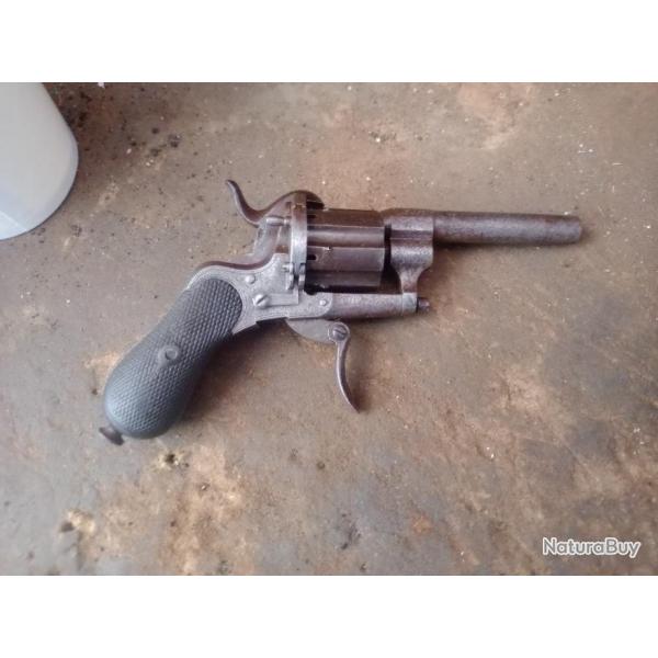 Revolver ancien a broche systme extracteur viss dans la crosse.