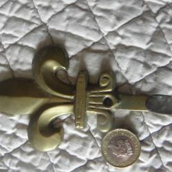 vintage porte manteau fleur de lys en laiton