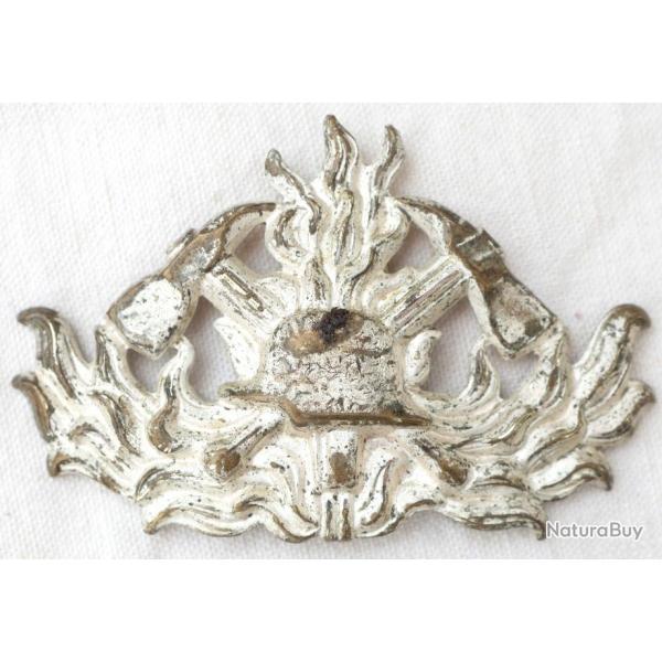 Ornement de casquette allemande sapeur pompier avec casque  boulon ref HER24CAS006