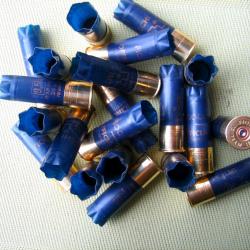 100  douilles  bleues  à  recharger cal  12/70  en  culot  de  20 mm  tirées  1 fois