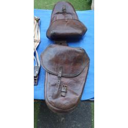 Superbe pièce  , DOUBLE Sacoches cheval cuir grosse épaisseur de qualité supérieure et anciennes.