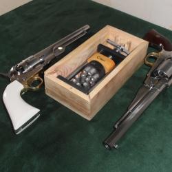 Presse pour chargement des barillets de revolvers à percussion pour calibres 36 et 44 en coffret.