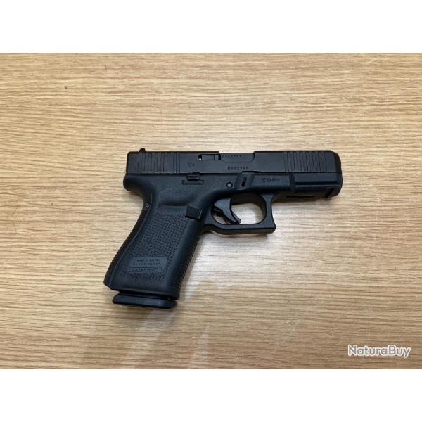 Pistolet semi automatique GLOCK 19 gen 5 calibre 9X19 vendu avec sa mallette et deux chargeurs.