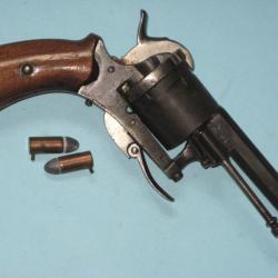 Beau revolver type Lefaucheux en 7 mm à broche, XIXème siècle.