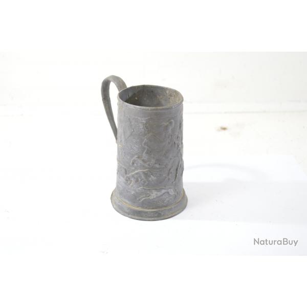 Ancienne chope  bire en tain, scne de chasse. Poinon aigle bicphale, Pays de l'Est, RUSSIE ?