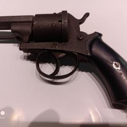 Revolver 9mm broche