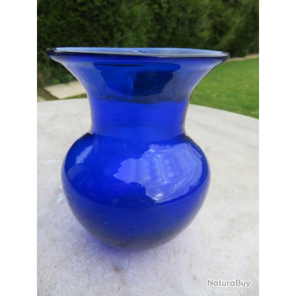VINTAGE -  Ancien vase en verre de couleur bleu cobalt  - FRANCE (Dbut XX)