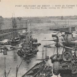 CPA -  PORT MILITAIRE DE BREST - SORTIE DU CUIRASSE "LE HOCHE" N°103