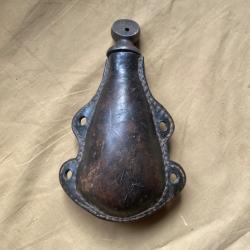 TRÈS RARE poire à poudre militaire XVII-XVIII siècles