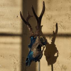 Véritable crâne de chevreuil peint à la main bleu et or (support inclus)